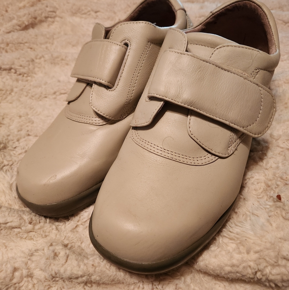 APEX SHOES SIZE 8.5 WIDE.. GOOD  USED CONDITION VELCRO CLOSURES....BONE COLOR